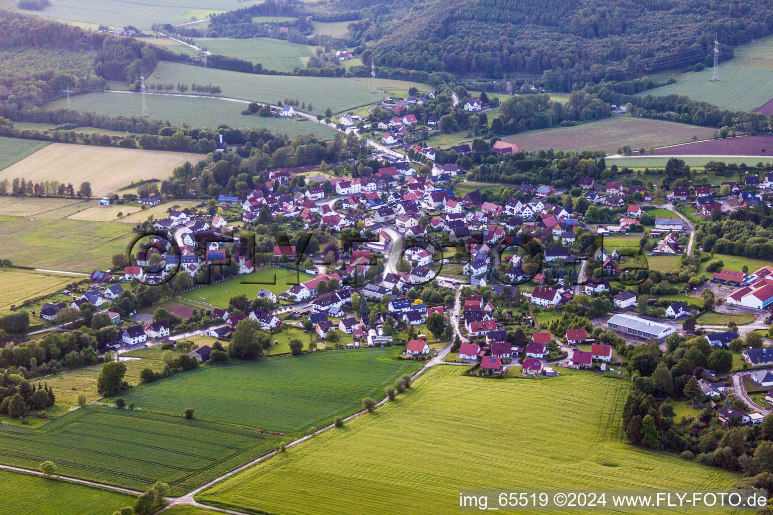 Vue aérienne de Vue sur le village à le quartier Rischenau in Lügde dans le département Rhénanie du Nord-Westphalie, Allemagne