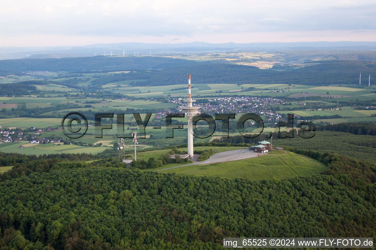 Tour de télécommunications Köterberg et systèmes radio STOB791884 et STOB790269 sur Köterberg à le quartier Köterberg in Lügde dans le département Rhénanie du Nord-Westphalie, Allemagne d'en haut