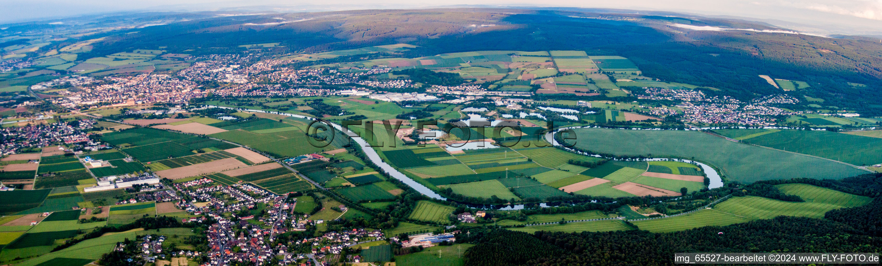 Vue aérienne de Perspective panoramique de la ville sur les rives de la Weser à Holzminden dans le département Basse-Saxe, Allemagne