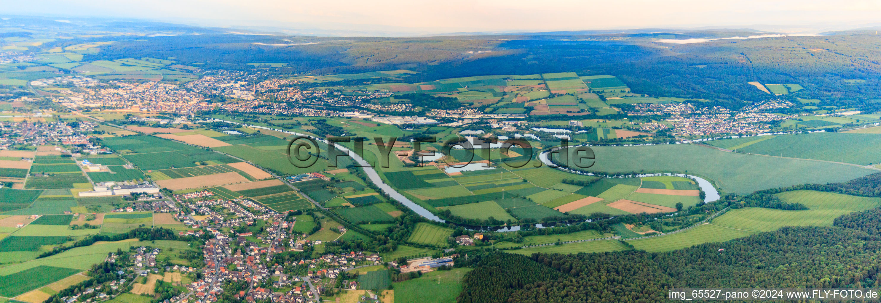 Vue aérienne de Panorama de la ville avec la boucle de la Weser depuis le sud le soir à Holzminden dans le département Basse-Saxe, Allemagne