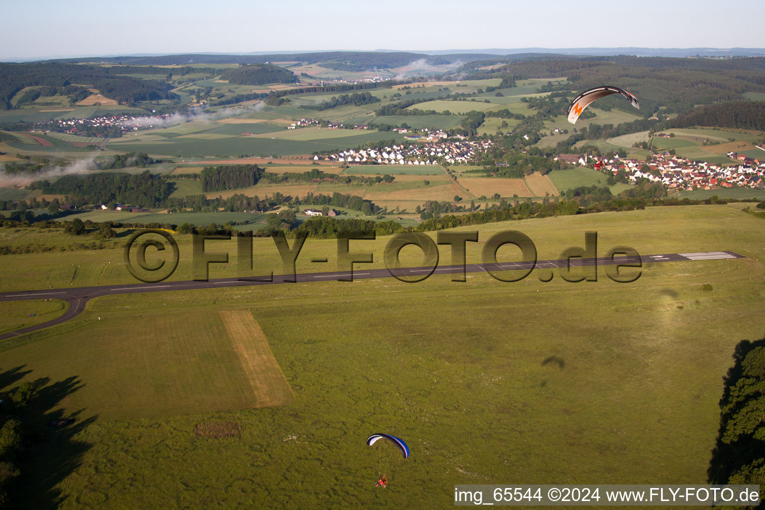 Aérodrome à Höxter dans le département Rhénanie du Nord-Westphalie, Allemagne du point de vue du drone