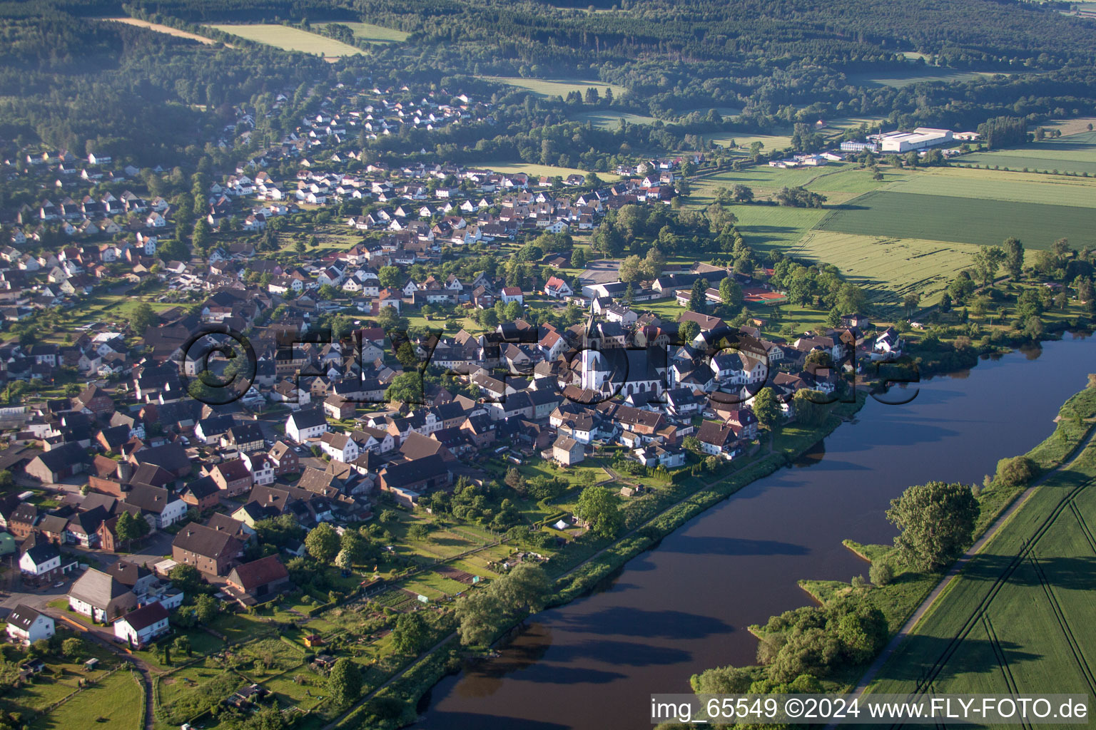 Vue aérienne de Zones riveraines de la Weser à le quartier Lüchtringen in Höxter dans le département Rhénanie du Nord-Westphalie, Allemagne