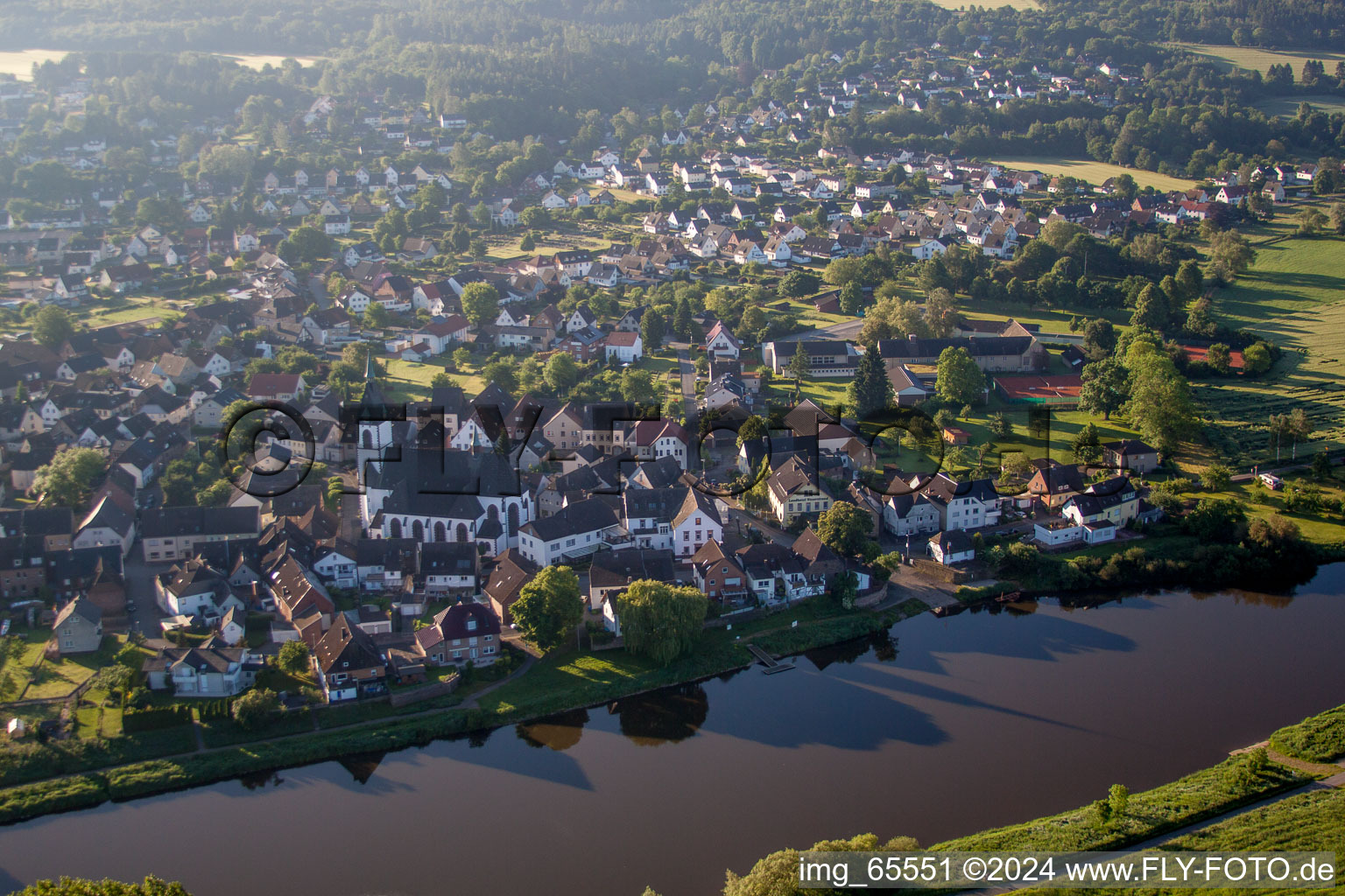 Vue aérienne de Zones riveraines de la Weser à le quartier Lüchtringen in Höxter dans le département Rhénanie du Nord-Westphalie, Allemagne