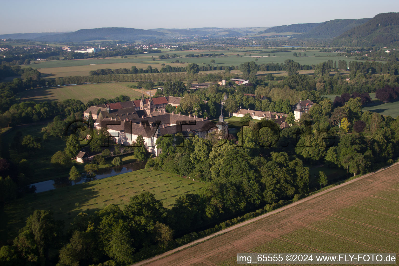 Vue oblique de Château de Corvey à Höxter dans le département Rhénanie du Nord-Westphalie, Allemagne