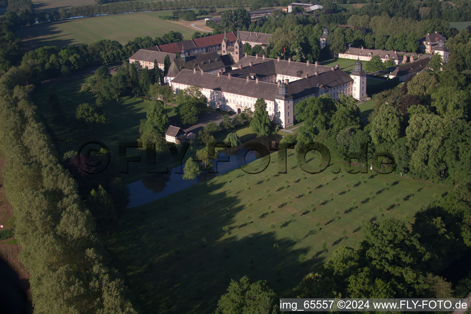 Château de Corvey à Höxter dans le département Rhénanie du Nord-Westphalie, Allemagne hors des airs