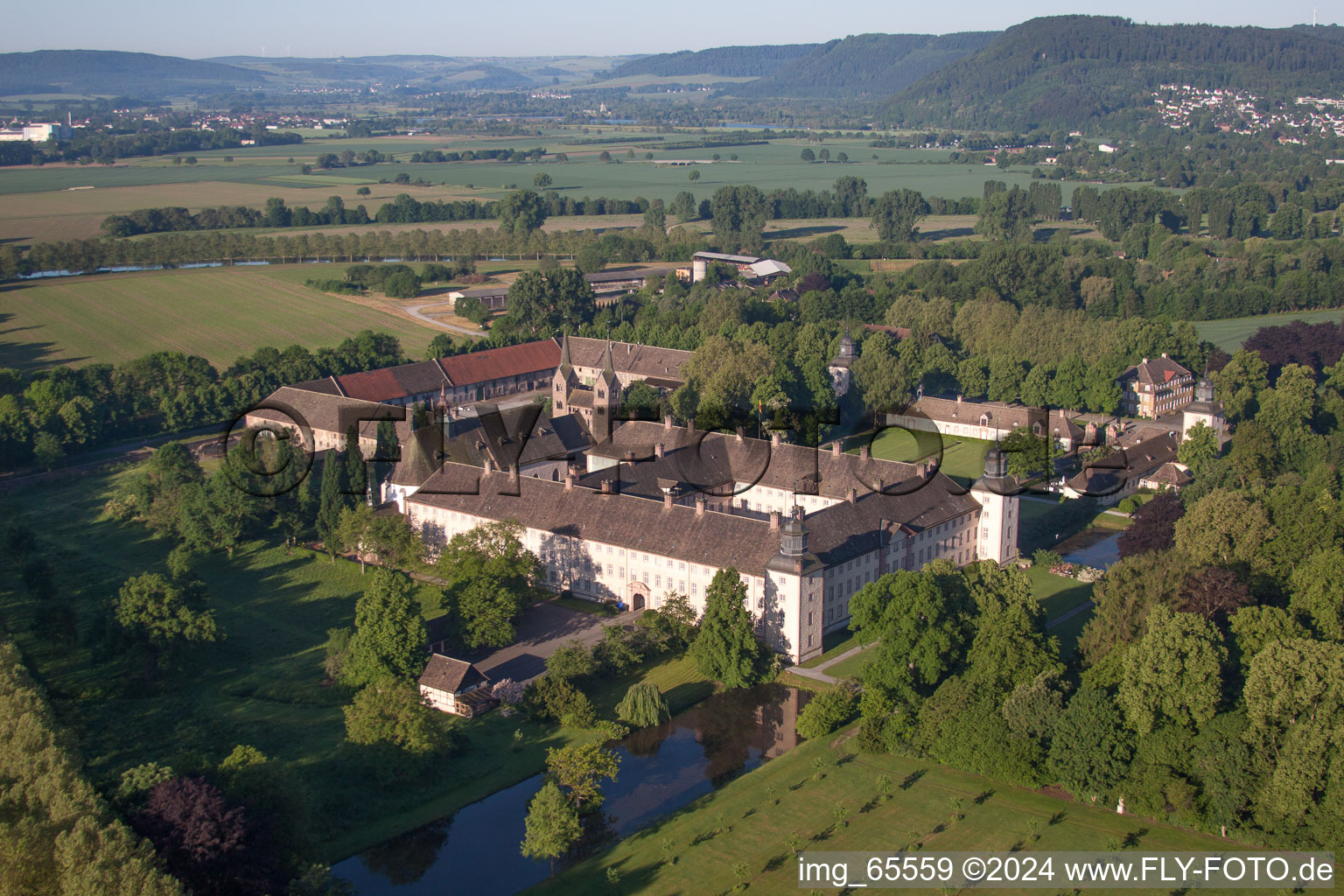 Vue aérienne de Complexe du château de Corvey. Corvey est inscrite au patrimoine mondial de l'UNESCO depuis 2014 à Höxter dans le département Rhénanie du Nord-Westphalie, Allemagne