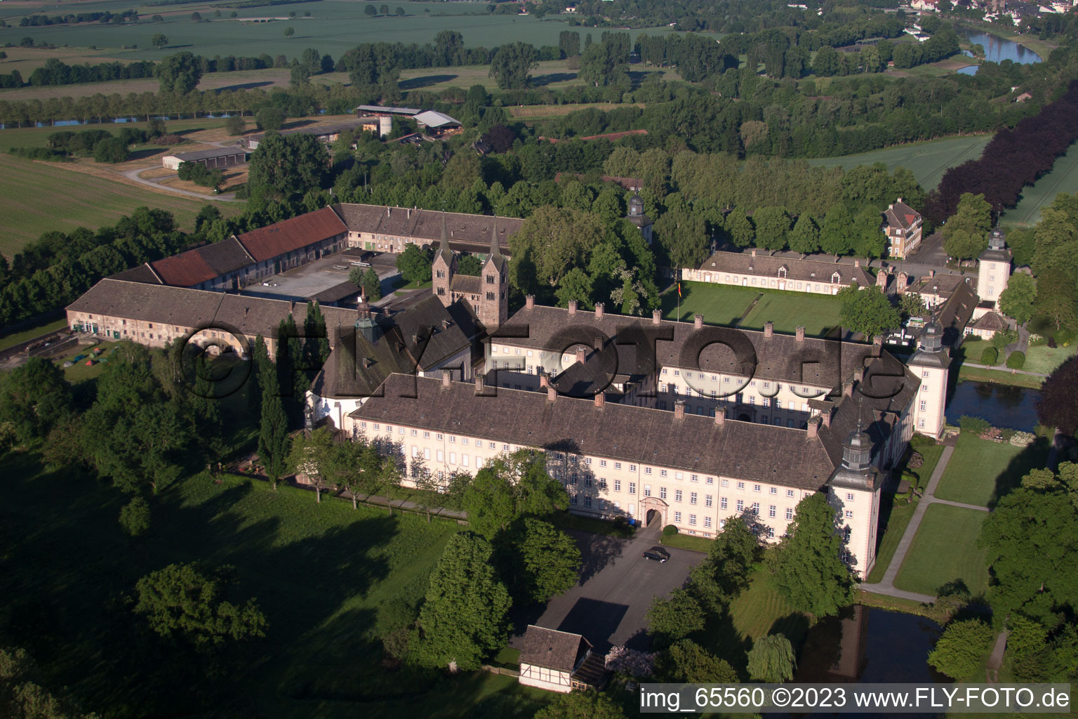 Château de Corvey à Höxter dans le département Rhénanie du Nord-Westphalie, Allemagne vue d'en haut