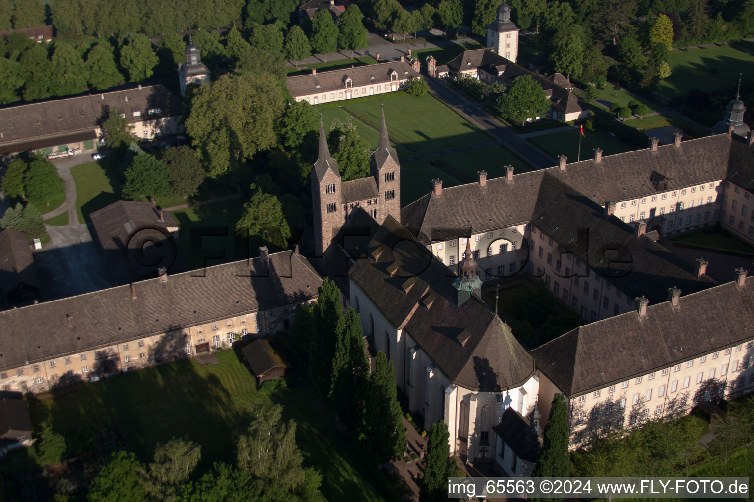 Château de Corvey à Höxter dans le département Rhénanie du Nord-Westphalie, Allemagne depuis l'avion