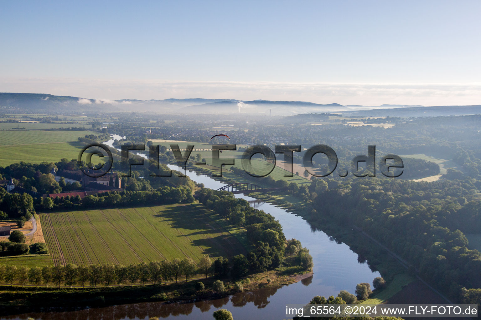 Vue aérienne de Château/Monastère de Corvey (patrimoine mondial de l'UNESCO) au bord de la rivière - structure de pont sur la Weser à Höxter dans le département Rhénanie du Nord-Westphalie, Allemagne