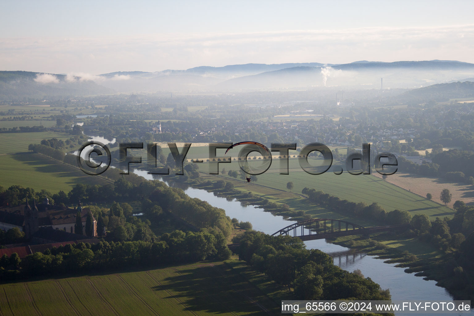 Vue aérienne de Château/Monastère de Corvey (patrimoine mondial de l'UNESCO) au bord de la rivière - structure de pont sur la Weser à Höxter dans le département Rhénanie du Nord-Westphalie, Allemagne