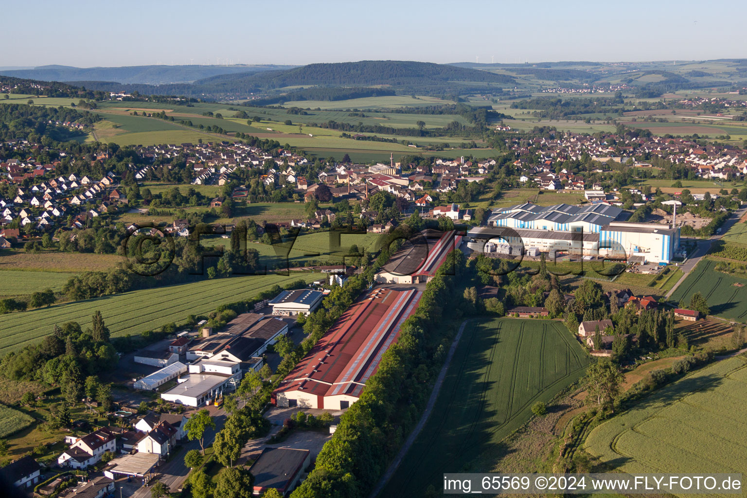 Vue aérienne de Complexe immobilier et centre logistique avec exposition de salles de bains et de carrelage dans les locaux de Hermann Bach GmbH & Co KG à Boffzen dans le département Basse-Saxe, Allemagne