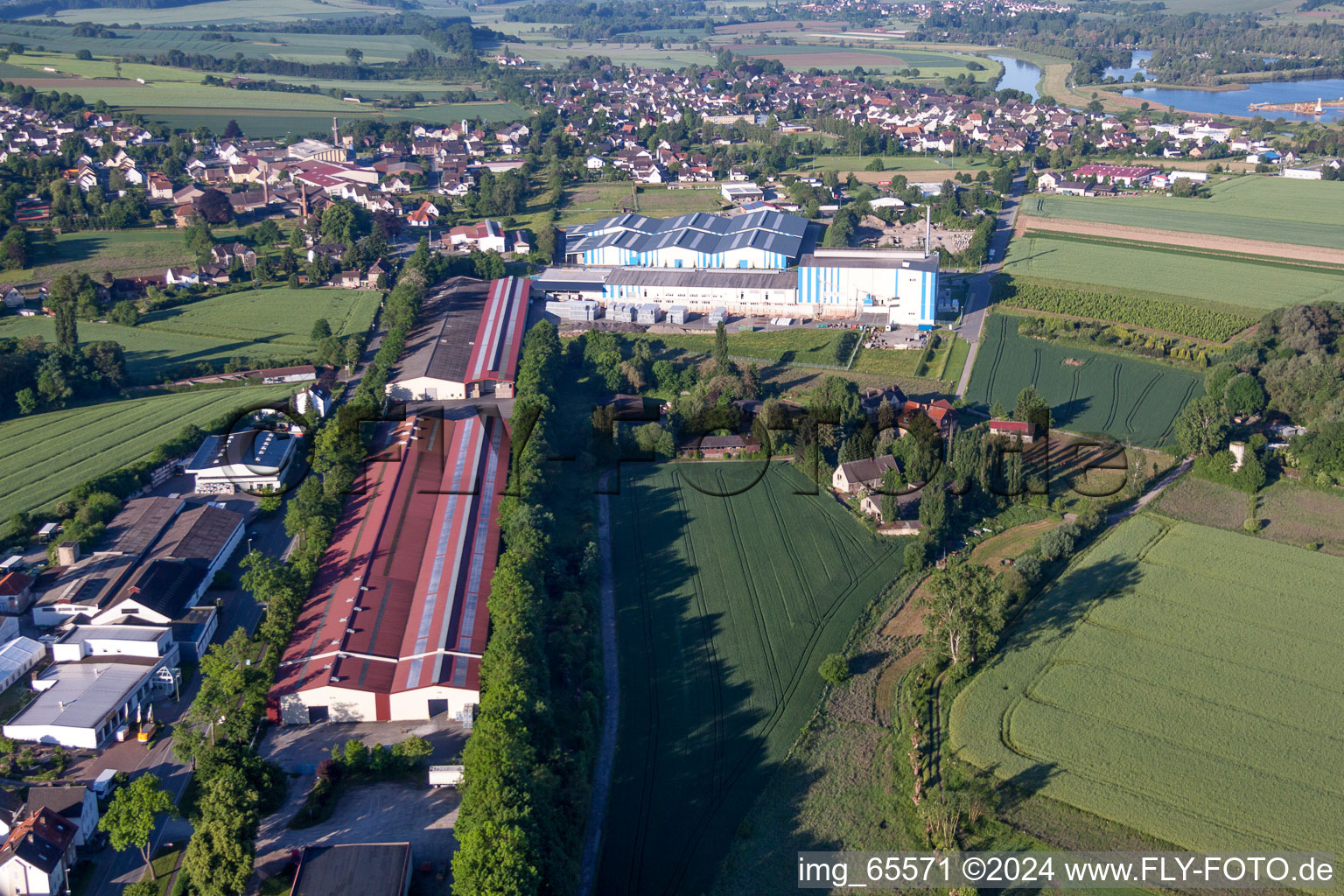 Vue aérienne de Complexe immobilier et centre logistique avec exposition de salles de bains et de carrelage dans les locaux de Hermann Bach GmbH & Co KG à Boffzen dans le département Basse-Saxe, Allemagne