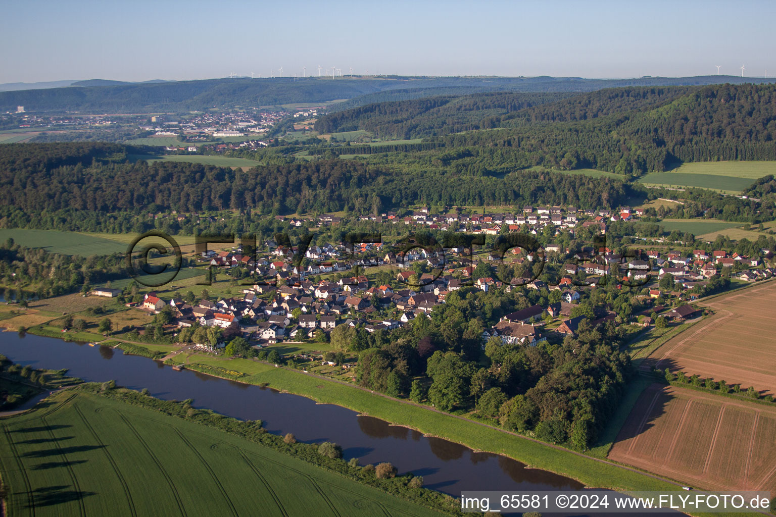 Vue aérienne de Zones riveraines de la Weser en Wehrden à le quartier Wehrden in Beverungen dans le département Rhénanie du Nord-Westphalie, Allemagne