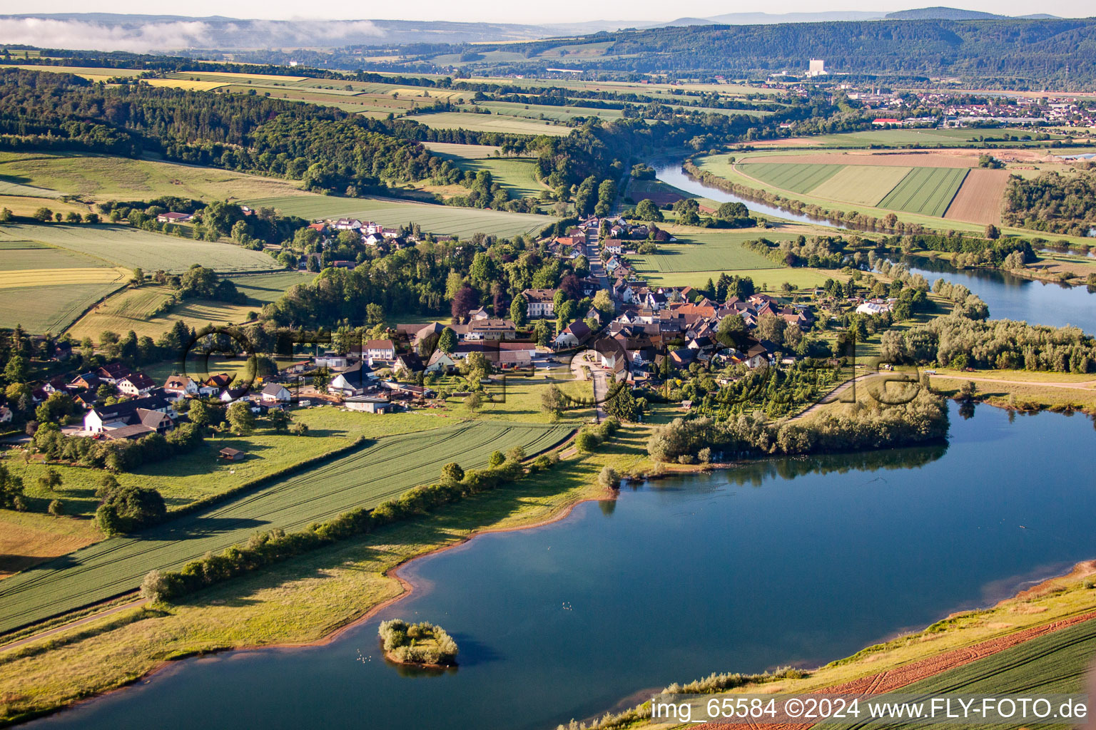 Vue aérienne de Du nord à le quartier Meinbrexen in Lauenförde dans le département Basse-Saxe, Allemagne