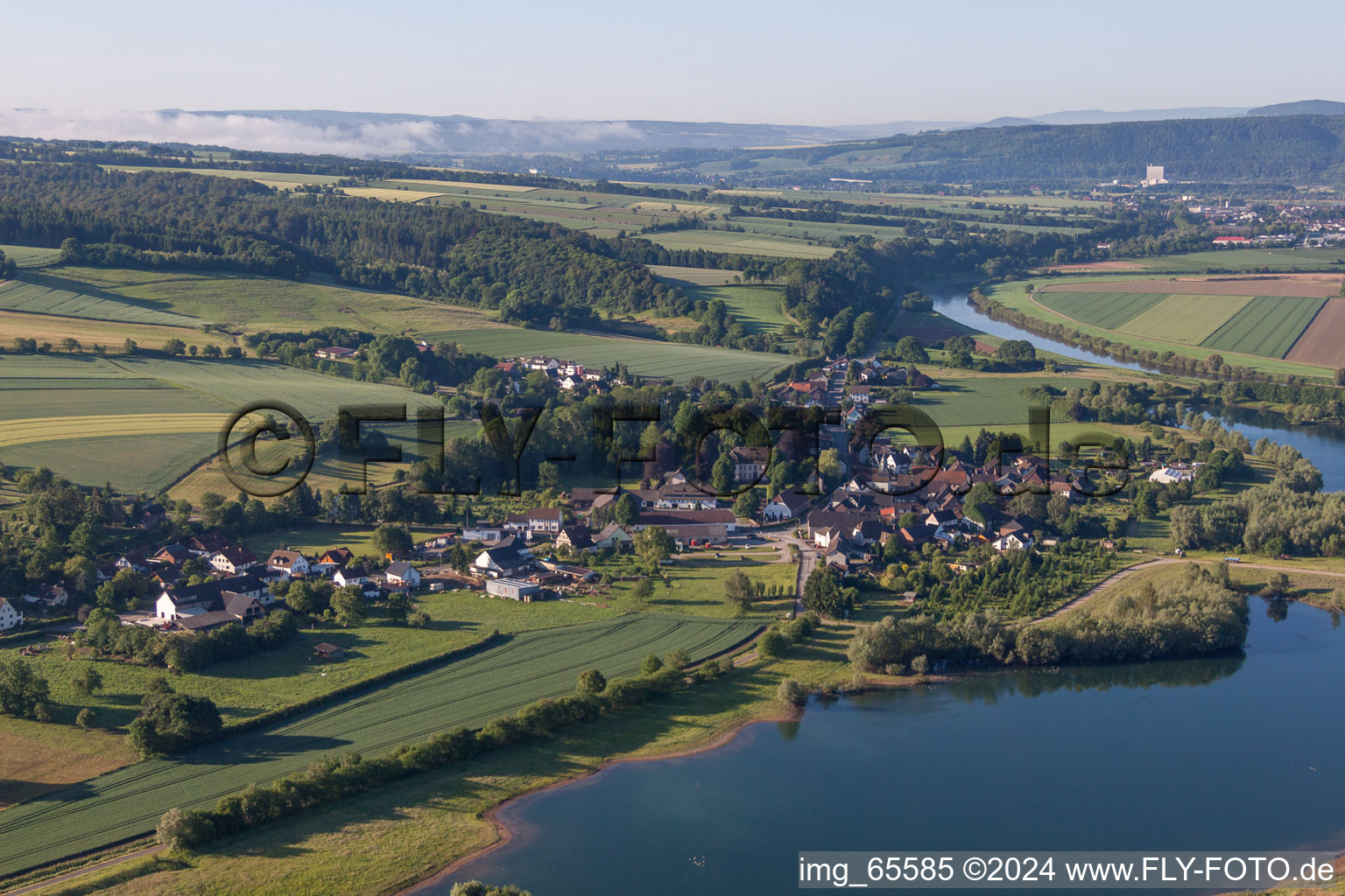 Vue aérienne de Zones riveraines de la Weser à le quartier Meinbrexen in Lauenförde dans le département Basse-Saxe, Allemagne