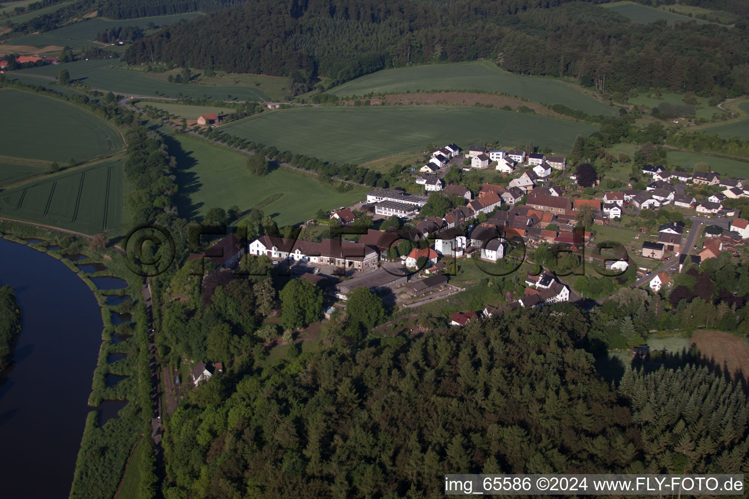 Vue aérienne de Vue des rues et des maisons des quartiers résidentiels à le quartier Blankenau in Beverungen dans le département Rhénanie du Nord-Westphalie, Allemagne