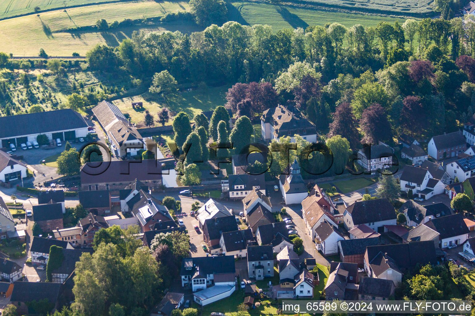 Vue aérienne de Douves du château à le quartier Meinbrexen in Lauenförde dans le département Basse-Saxe, Allemagne