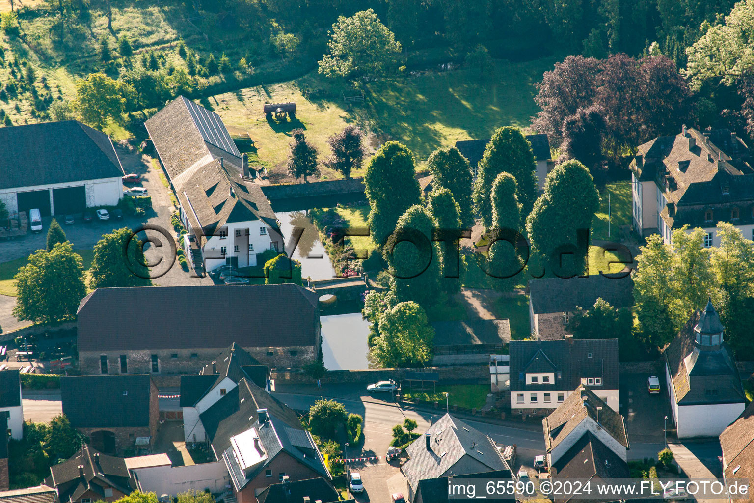 Vue aérienne de Douves du château à le quartier Meinbrexen in Lauenförde dans le département Basse-Saxe, Allemagne