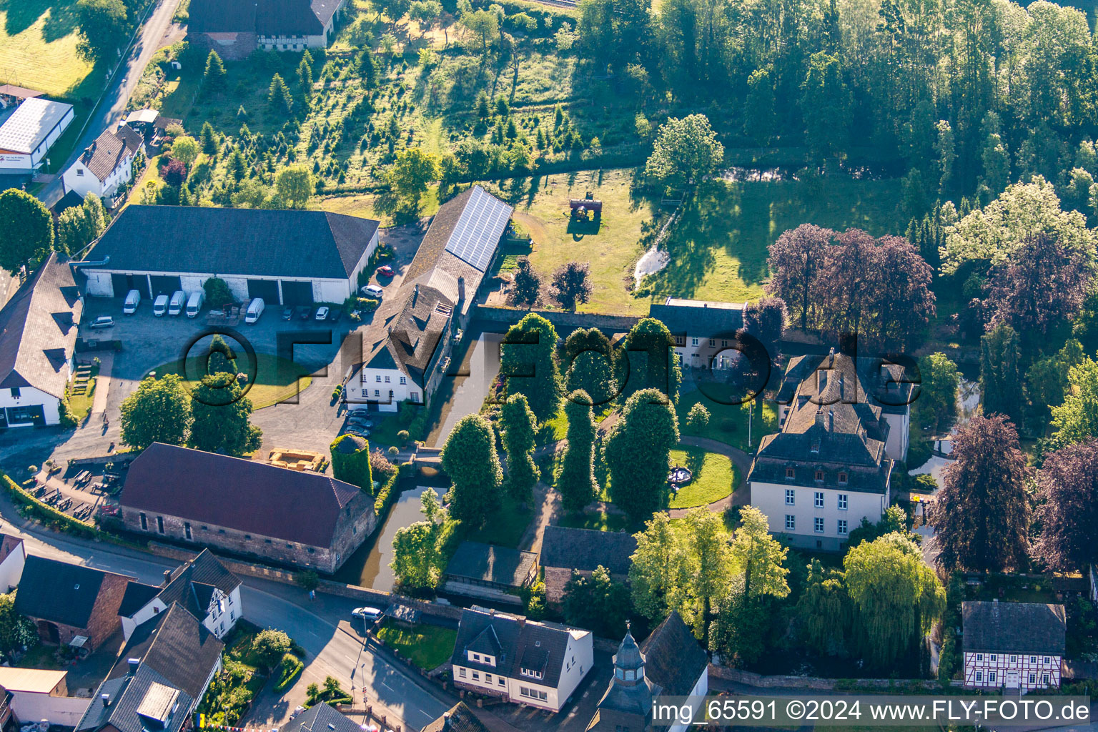 Photographie aérienne de Douves du château à le quartier Meinbrexen in Lauenförde dans le département Basse-Saxe, Allemagne