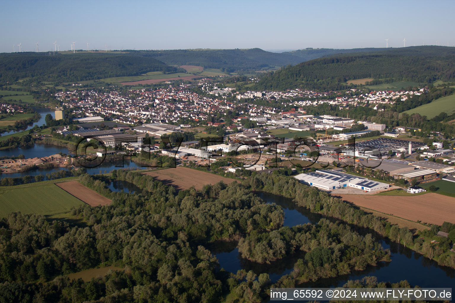 Vue aérienne de Vue des rues et des maisons des quartiers résidentiels à Lauenförde dans le département Basse-Saxe, Allemagne