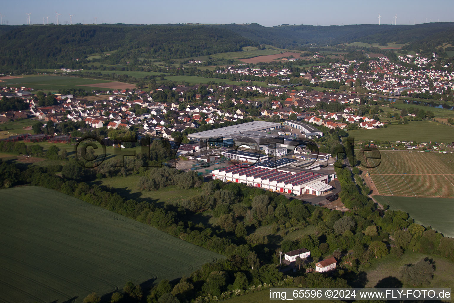 Vue aérienne de Vue des rues et des maisons des quartiers résidentiels à Lauenförde dans le département Basse-Saxe, Allemagne