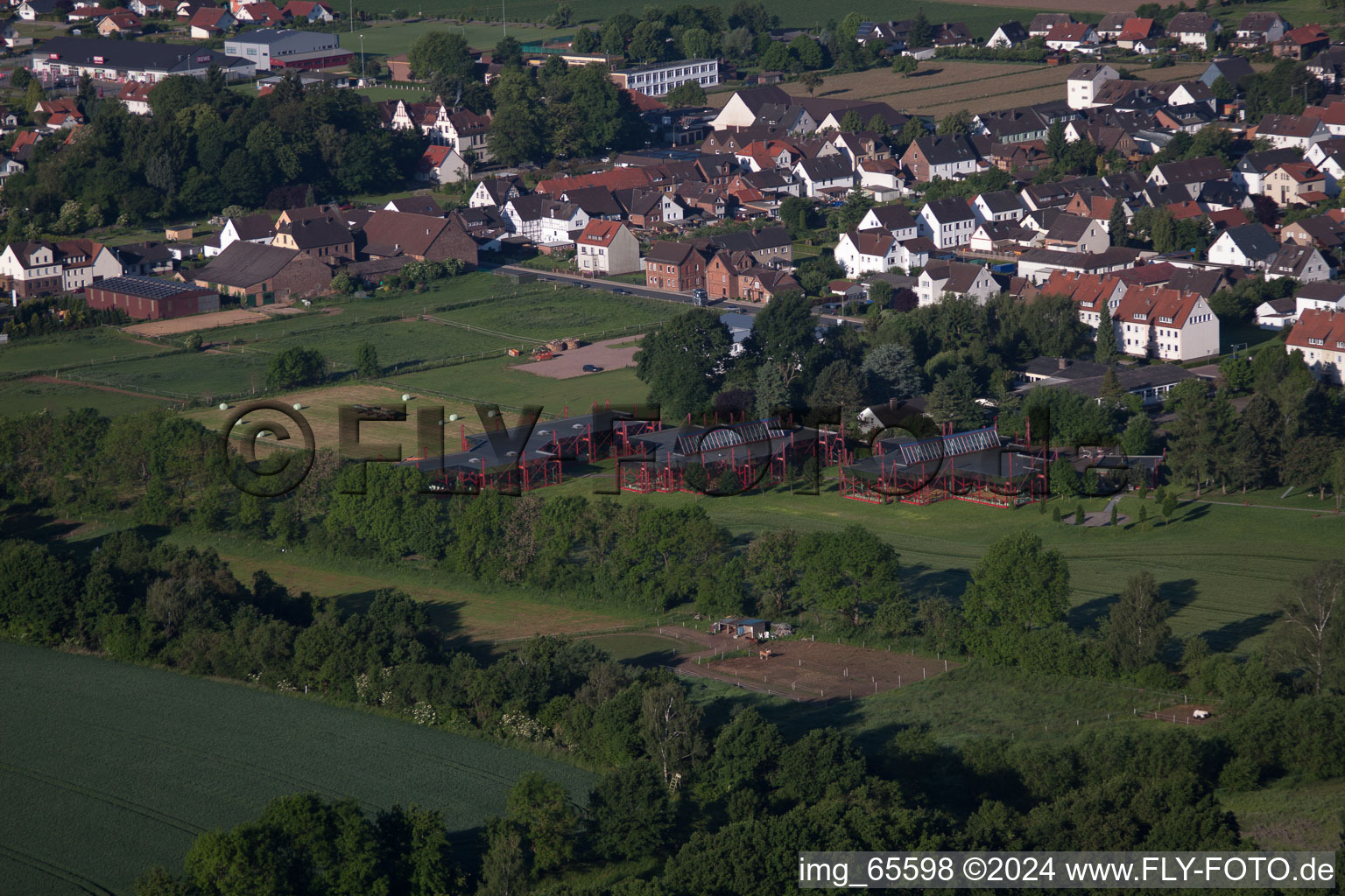 Vue aérienne de Boissons à Lauenförde dans le département Basse-Saxe, Allemagne