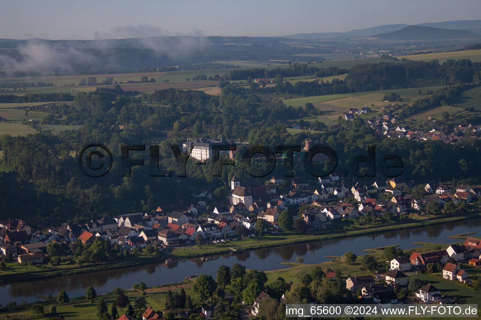 Vue aérienne de Zones riveraines de la Weser - NRW à le quartier Herstelle in Beverungen dans le département Rhénanie du Nord-Westphalie, Allemagne