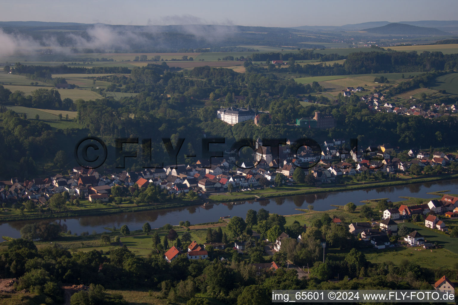 Vue aérienne de Abbaye Bénédictine de Sainte Croix Herstelle à le quartier Herstelle in Beverungen dans le département Rhénanie du Nord-Westphalie, Allemagne