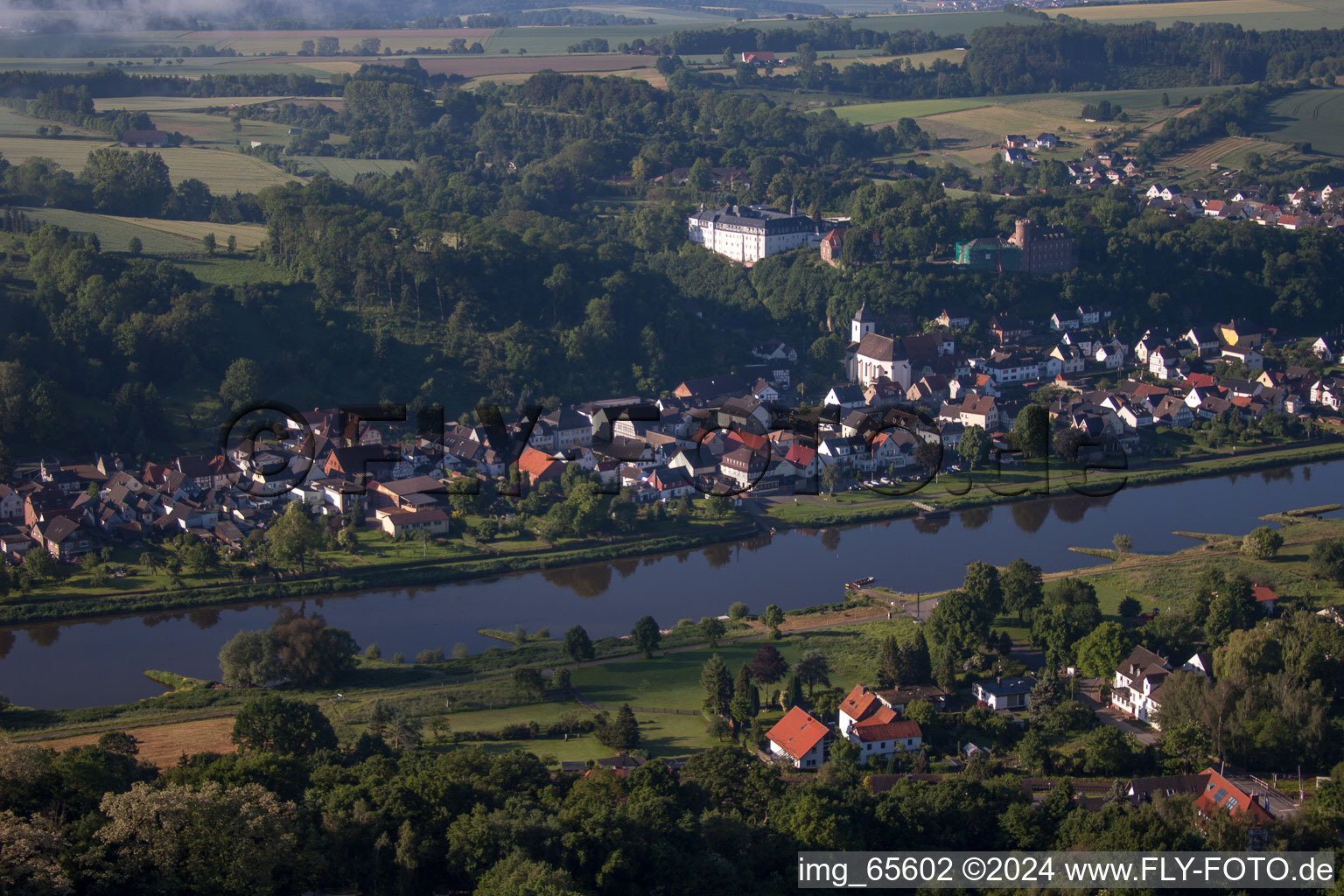 Vue aérienne de Abbaye Bénédictine de Sainte Croix Herstelle à le quartier Herstelle in Beverungen dans le département Rhénanie du Nord-Westphalie, Allemagne