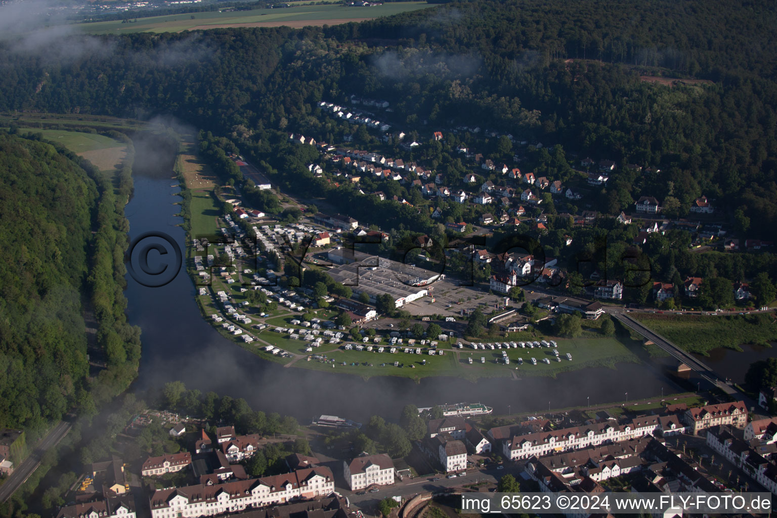 Vue aérienne de Caravanes et tentes - camping et emplacements pour tentes Weseroase / camping Bad Karlshafen sur la Weser dans le quartier de Karlshafen à Bad Karlshafen dans le département Hesse, Allemagne