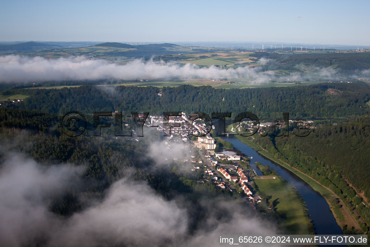 Vue aérienne de Zones riveraines de la Weser dans le district de Karlshafen à Bad Karlshafen dans le département Hesse, Allemagne