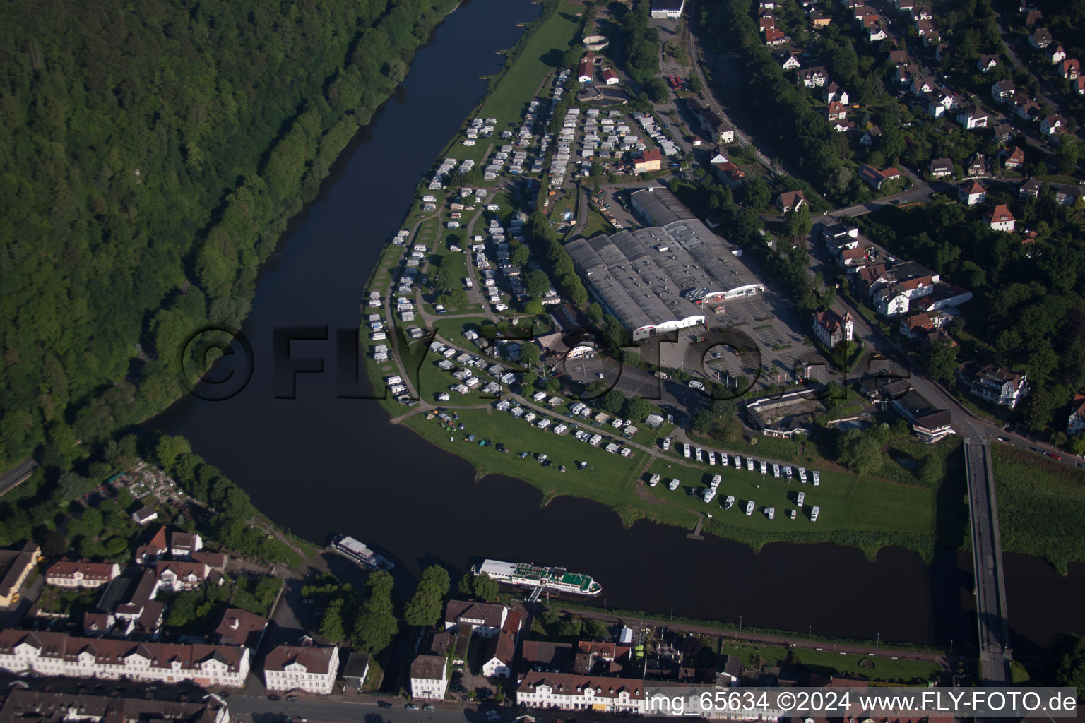 Photographie aérienne de Caravanes et tentes - camping et emplacements pour tentes Weseroase / camping Bad Karlshafen sur la Weser dans le quartier de Karlshafen à Bad Karlshafen dans le département Hesse, Allemagne