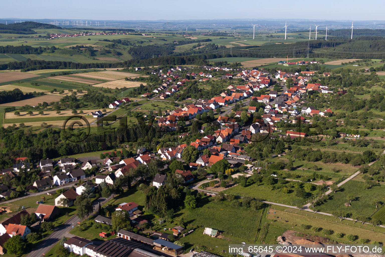 Vue aérienne de Vue sur le village à le quartier Langenthal in Trendelburg dans le département Hesse, Allemagne