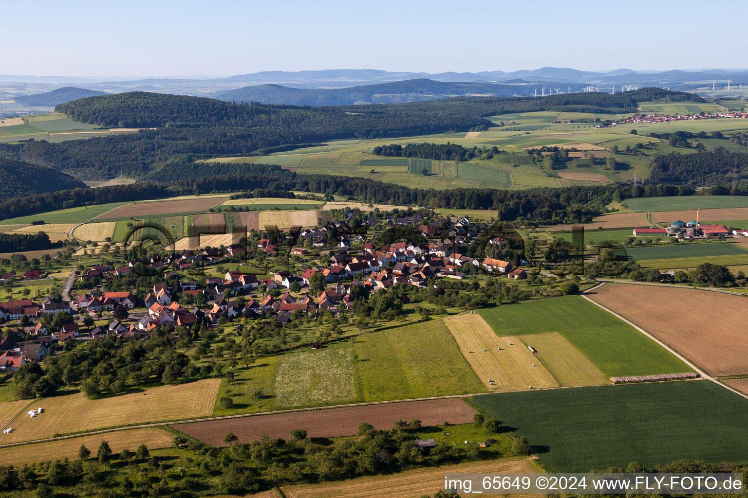 Vue aérienne de Vue sur le village à le quartier Langenthal in Trendelburg dans le département Hesse, Allemagne