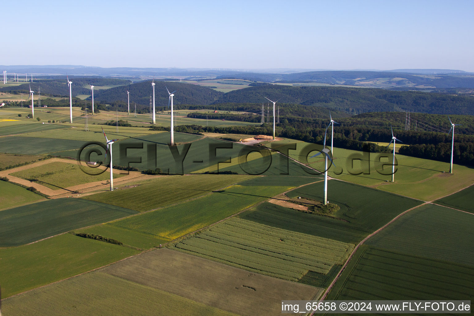 Vue oblique de Parc éolien Haarbrück-Wortberg à le quartier Haarbrück in Beverungen dans le département Rhénanie du Nord-Westphalie, Allemagne