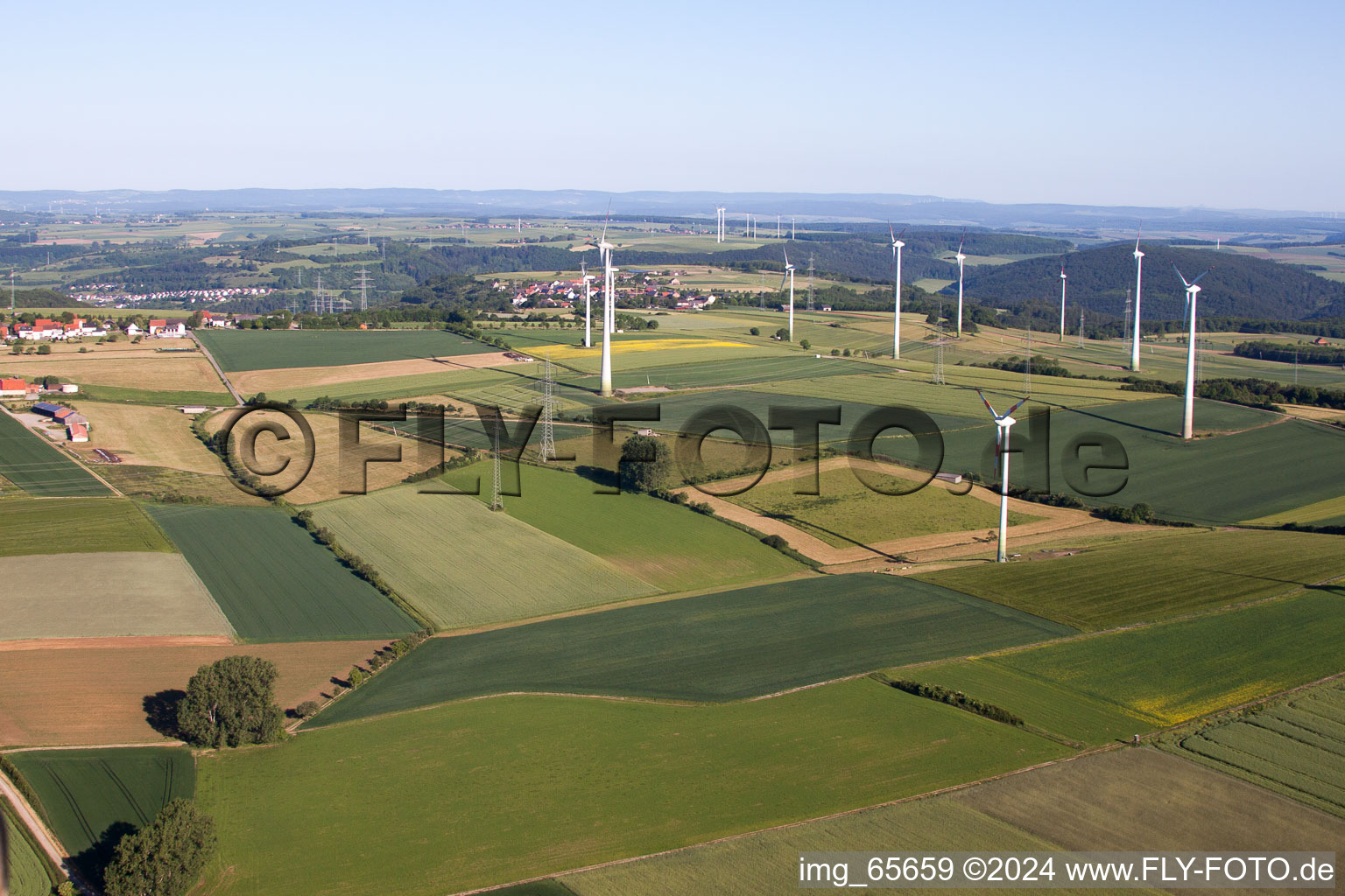 Parc éolien Haarbrück-Wortberg à le quartier Haarbrück in Beverungen dans le département Rhénanie du Nord-Westphalie, Allemagne d'en haut