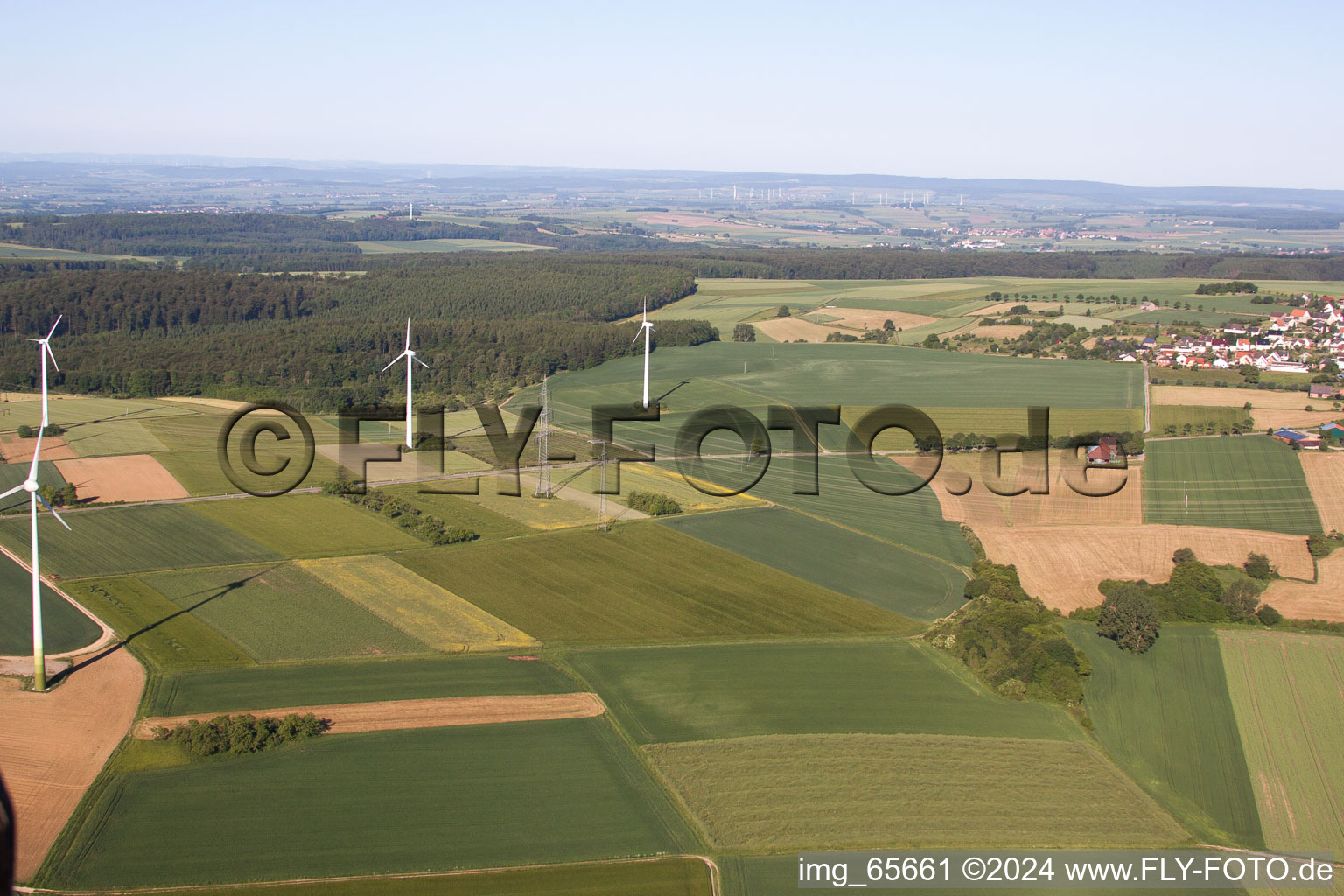 Parc éolien Haarbrück-Wortberg à le quartier Haarbrück in Beverungen dans le département Rhénanie du Nord-Westphalie, Allemagne hors des airs