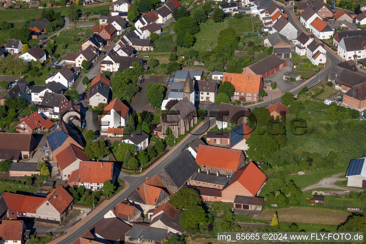 Vue aérienne de Église Saint-Barthélemy à le quartier Haarbrück in Beverungen dans le département Rhénanie du Nord-Westphalie, Allemagne