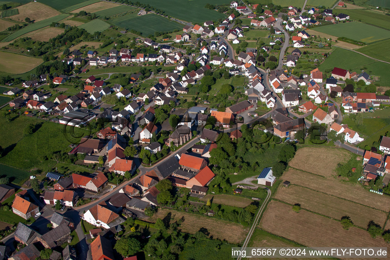 Vue aérienne de Vue sur le village à le quartier Haarbrück in Beverungen dans le département Rhénanie du Nord-Westphalie, Allemagne