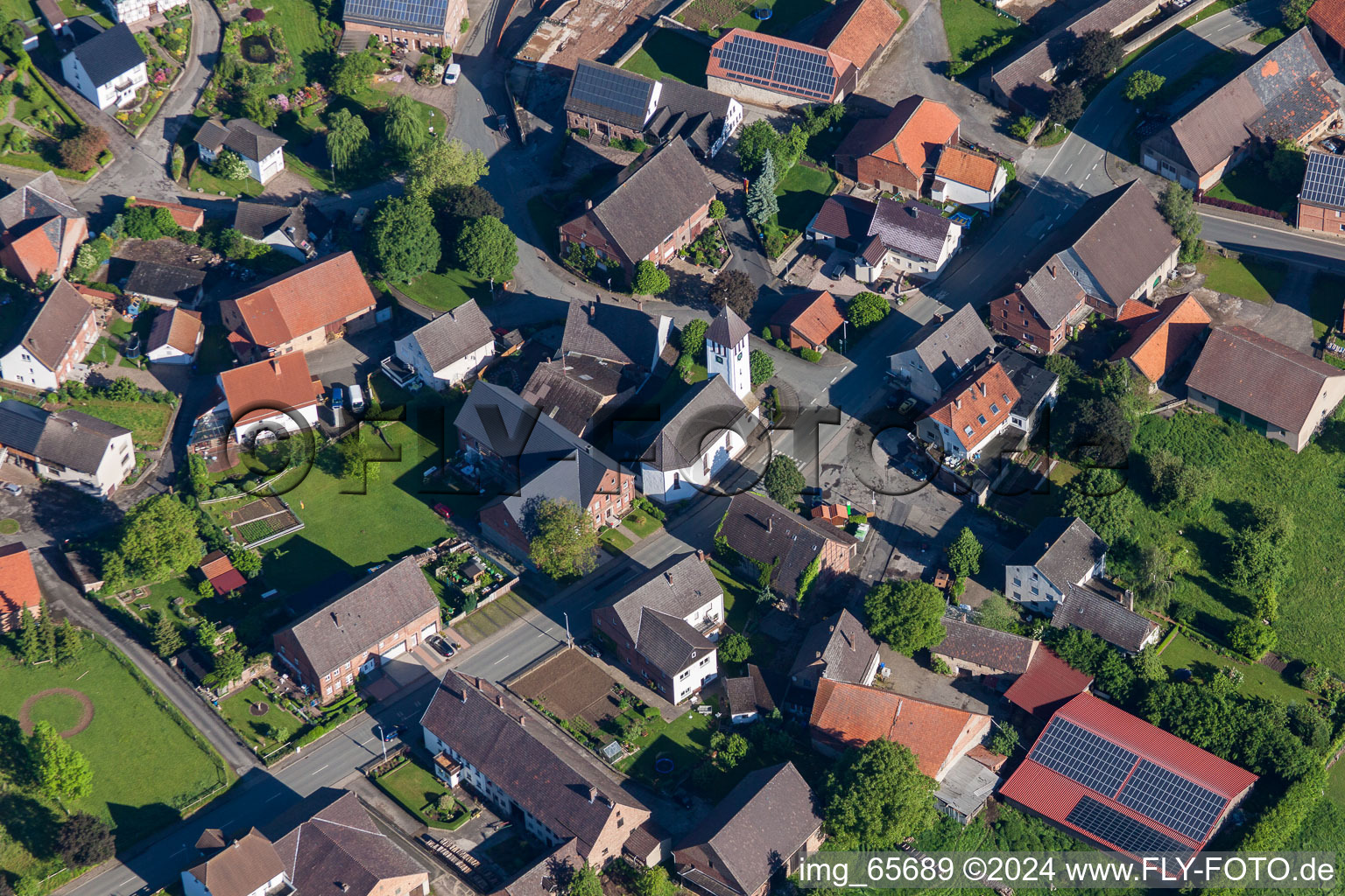 Vue aérienne de Église du village au centre à le quartier Drenke in Beverungen dans le département Rhénanie du Nord-Westphalie, Allemagne