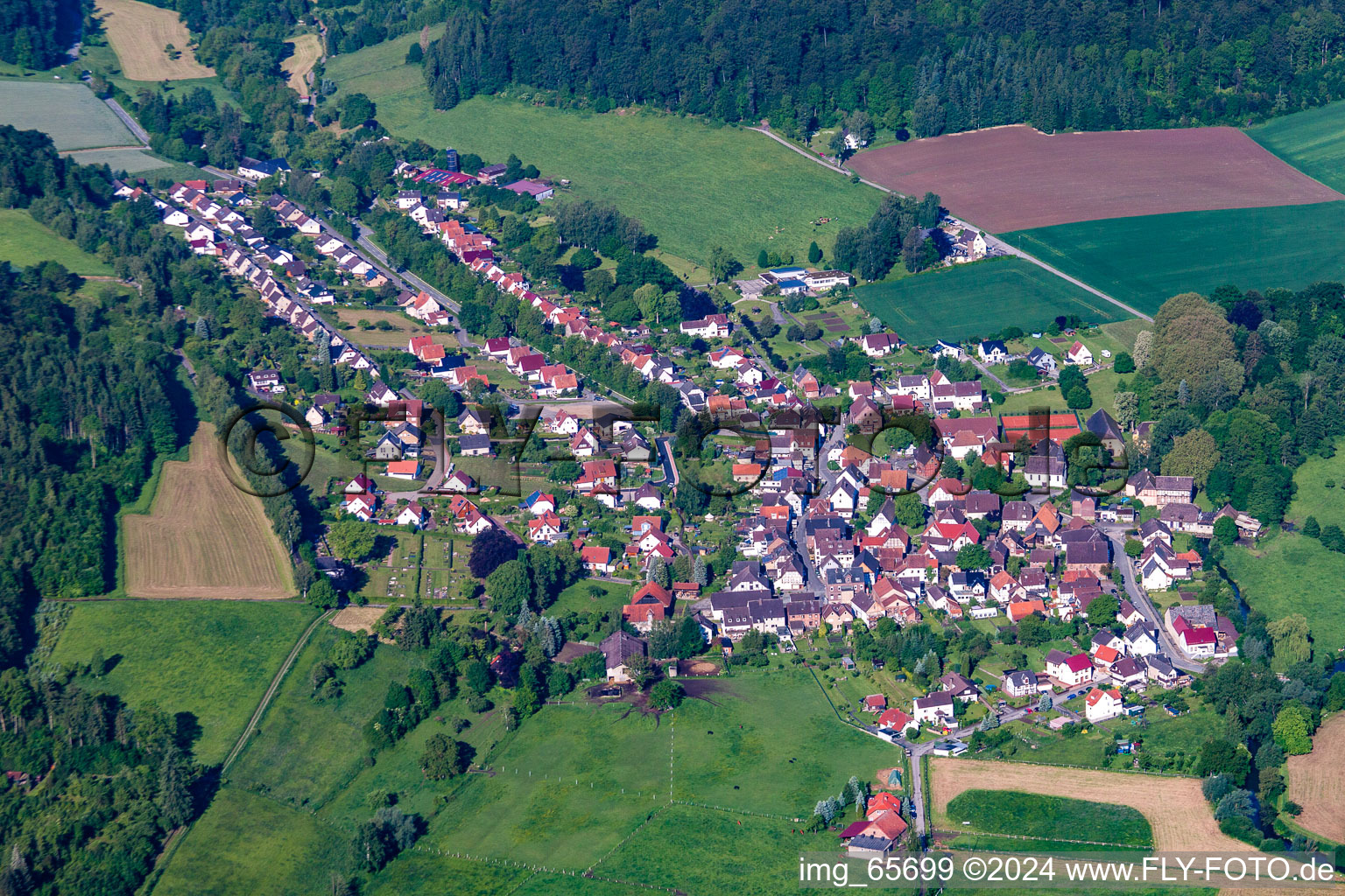 Vue aérienne de Du nord-est à le quartier Bruchhausen in Höxter dans le département Rhénanie du Nord-Westphalie, Allemagne