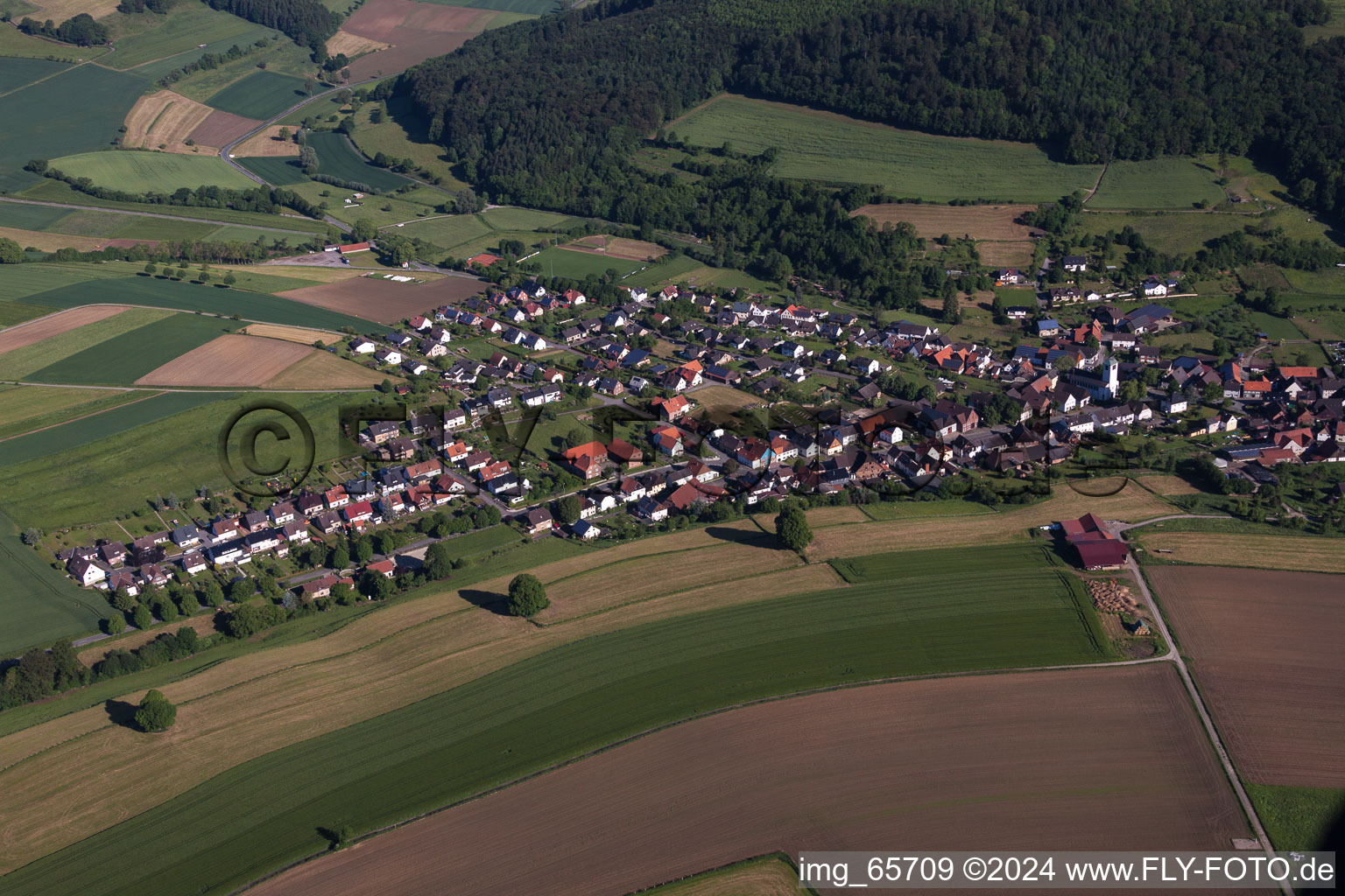 Vue aérienne de Vue sur le village à le quartier Ovenhausen in Höxter dans le département Rhénanie du Nord-Westphalie, Allemagne