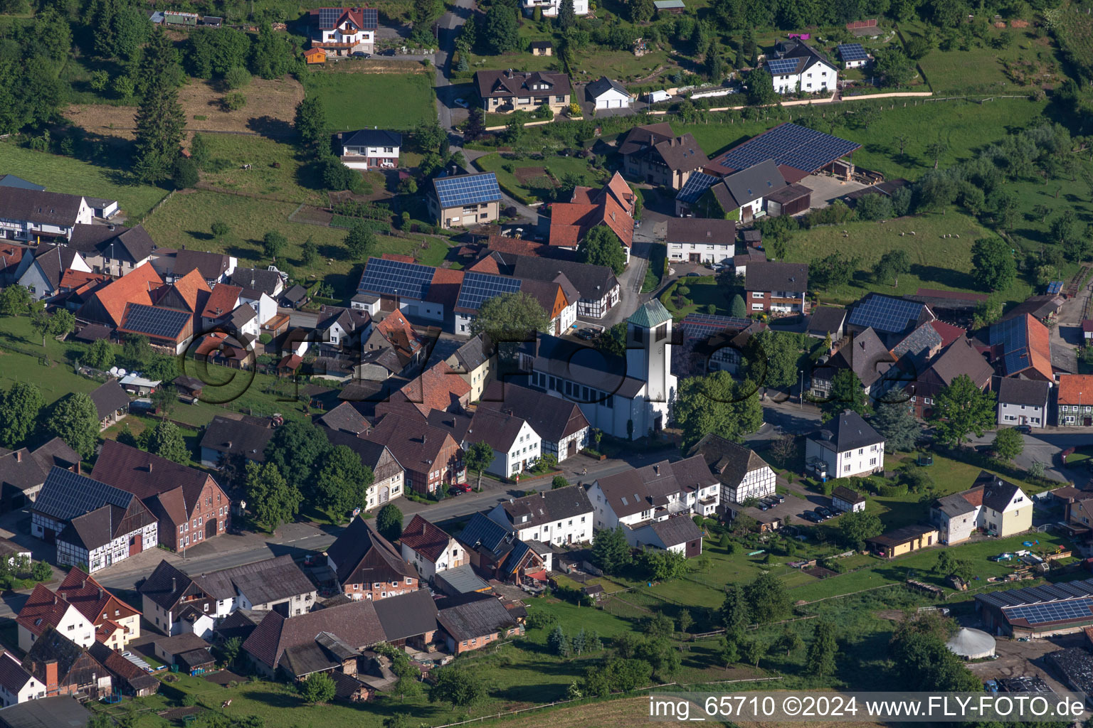 Vue aérienne de Bâtiment de l'église Sainte-Marie-Salomé en Ovenhausen à le quartier Ovenhausen in Höxter dans le département Rhénanie du Nord-Westphalie, Allemagne