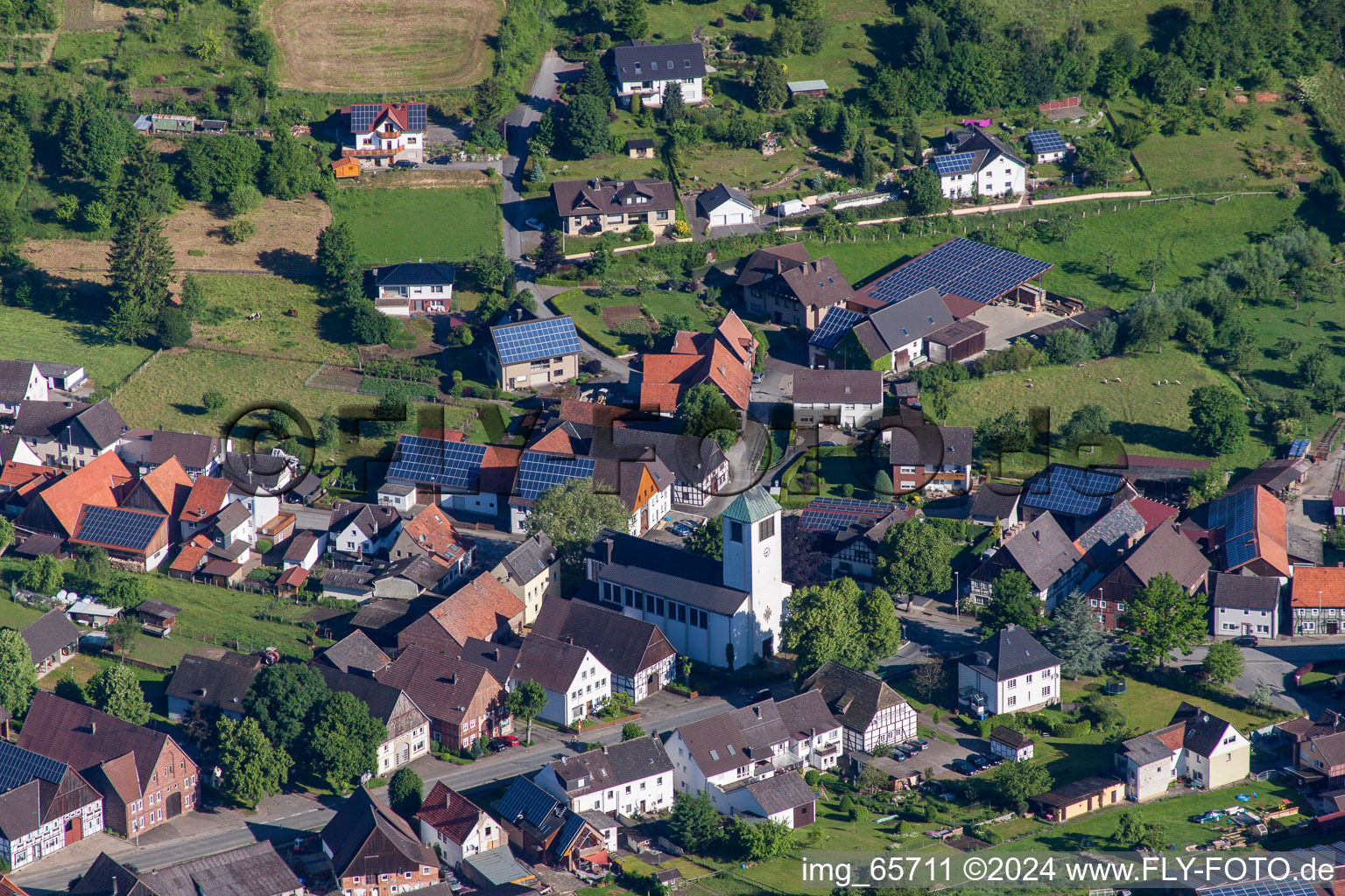 Vue aérienne de Bâtiment de l'église Sainte-Marie-Salomé à le quartier Ovenhausen in Höxter dans le département Rhénanie du Nord-Westphalie, Allemagne