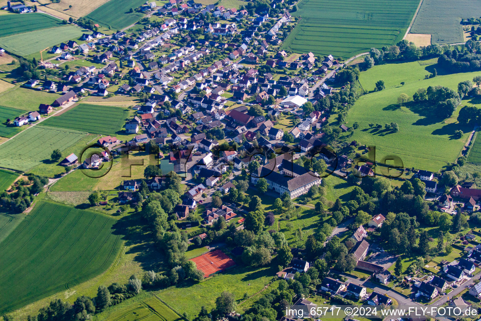 Vue aérienne de Ensemble immobilier du monastère copte-orthodoxe Propsteistrasse à le quartier Brenkhausen in Höxter dans le département Rhénanie du Nord-Westphalie, Allemagne