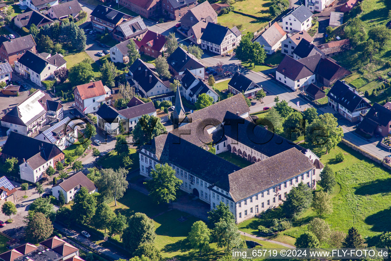 Vue aérienne de Ensemble immobilier du monastère copte-orthodoxe Propsteistrasse à le quartier Brenkhausen in Höxter dans le département Rhénanie du Nord-Westphalie, Allemagne