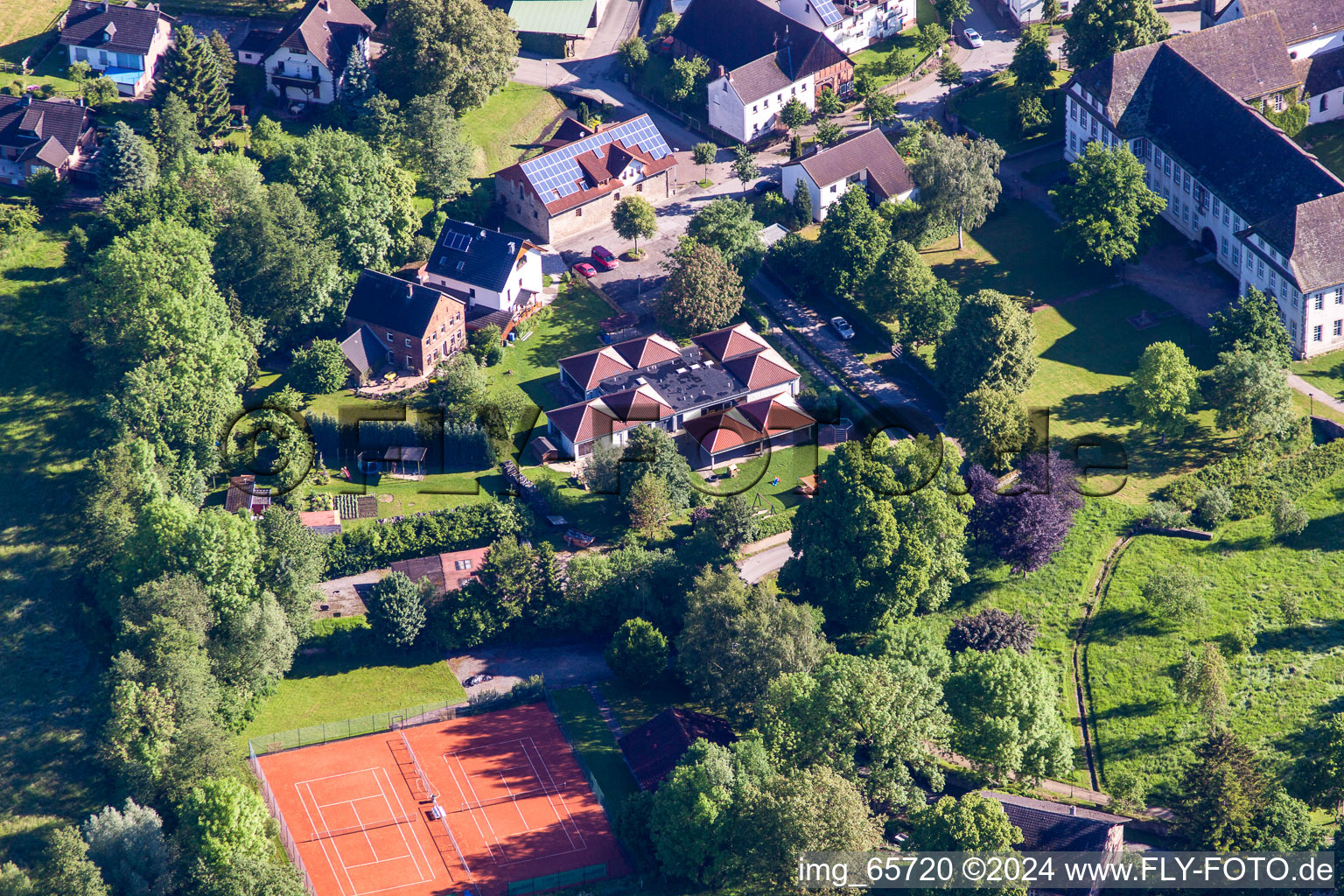 Vue aérienne de Kita St.Johannes à le quartier Brenkhausen in Höxter dans le département Rhénanie du Nord-Westphalie, Allemagne