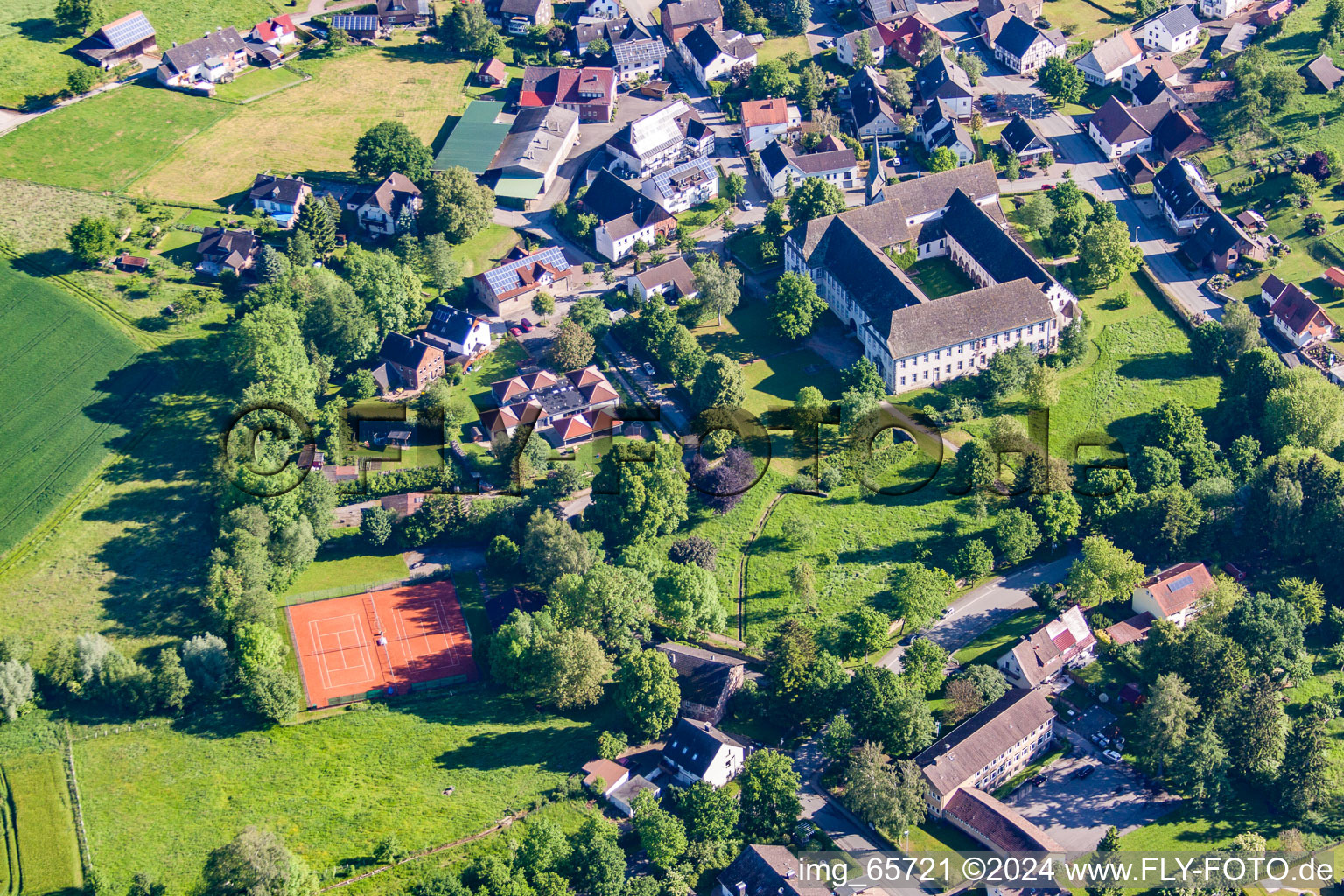 Photographie aérienne de Ensemble immobilier du monastère copte-orthodoxe Propsteistrasse à le quartier Brenkhausen in Höxter dans le département Rhénanie du Nord-Westphalie, Allemagne