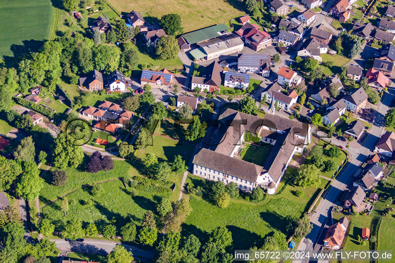 Vue oblique de Ensemble immobilier du monastère copte-orthodoxe Propsteistrasse à le quartier Brenkhausen in Höxter dans le département Rhénanie du Nord-Westphalie, Allemagne