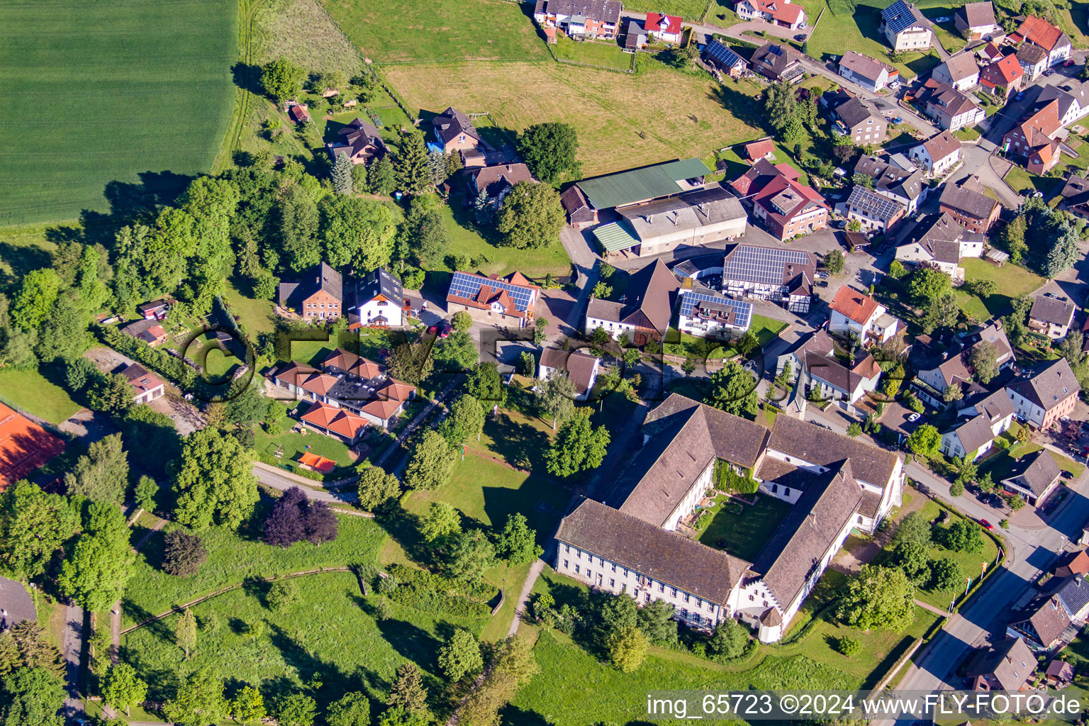 Ensemble immobilier du monastère copte-orthodoxe Propsteistrasse à le quartier Brenkhausen in Höxter dans le département Rhénanie du Nord-Westphalie, Allemagne d'en haut